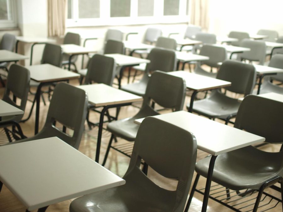 Empty+Desks+in+a+Classroom.